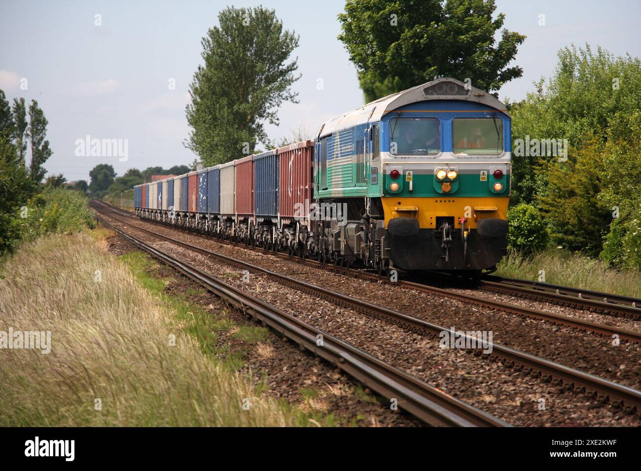 Un treno di locomotive diesel delle aggregate Industries di nome Kenneth J Painter passa attraverso Ferring West Sussex Foto Stock