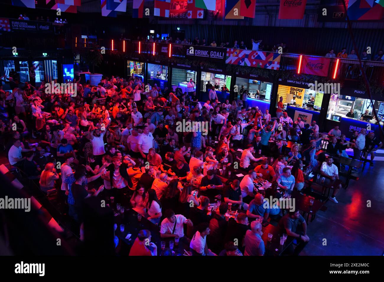 Tifosi inglesi al BOXPark di Liverpool, che guardano la partita UEFA Euro 2024 del gruppo C tra Inghilterra e Slovenia. Data foto: Martedì 25 giugno 2024. Foto Stock