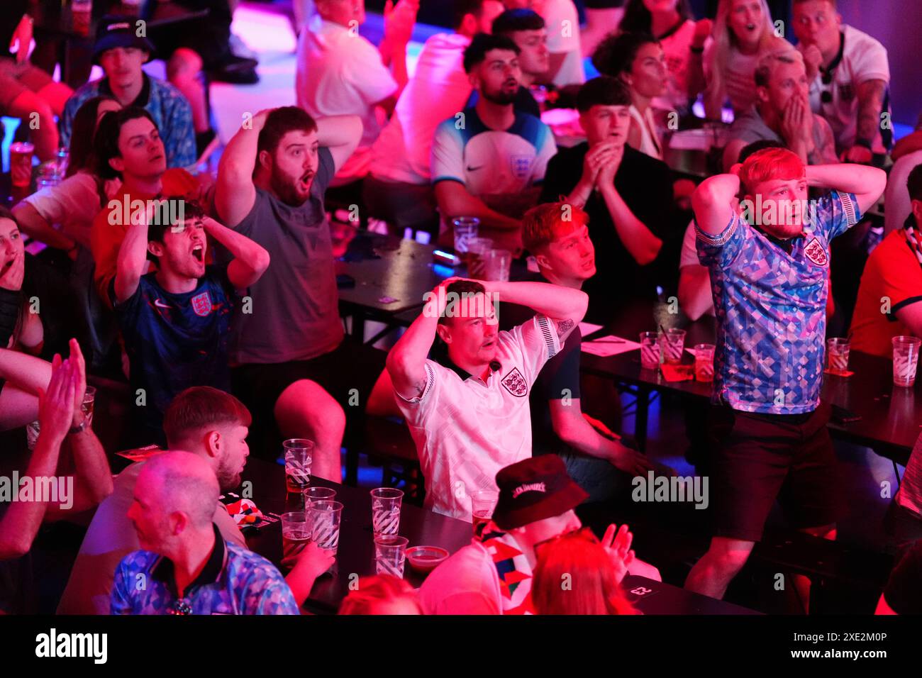 Tifosi inglesi al BOXPark di Liverpool, che guardano la partita UEFA Euro 2024 del gruppo C tra Inghilterra e Slovenia. Data foto: Martedì 25 giugno 2024. Foto Stock