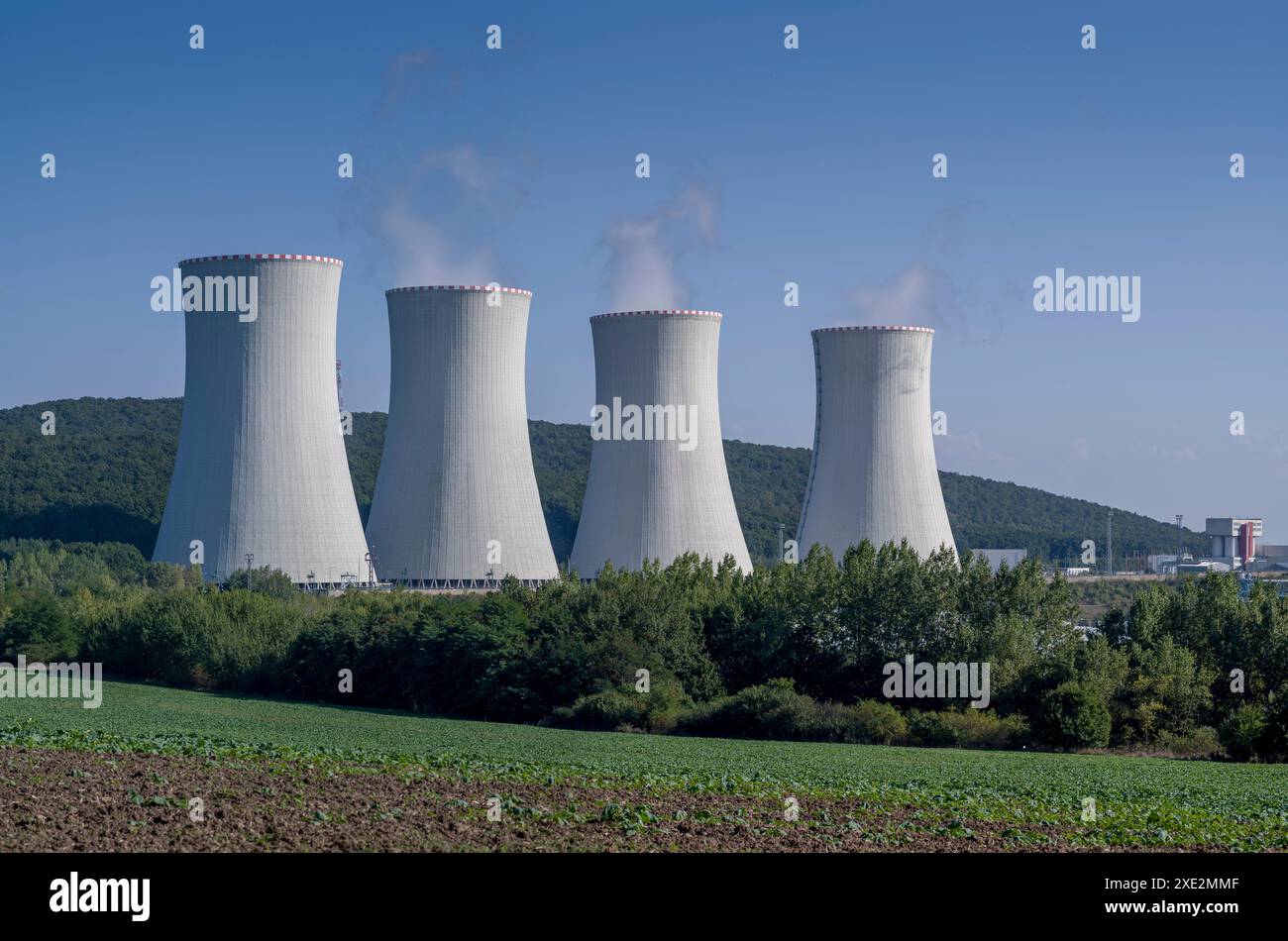 Torri di raffreddamento a vapore della centrale nucleare di Mochovce, unità 3 e unità 4. Centrale nucleare. Foto Stock