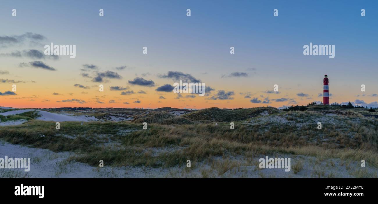 Splendido panorama mozzafiato del paesaggio costiero al mare di Nort e al faro sull'isola di Amrum, S. Foto Stock