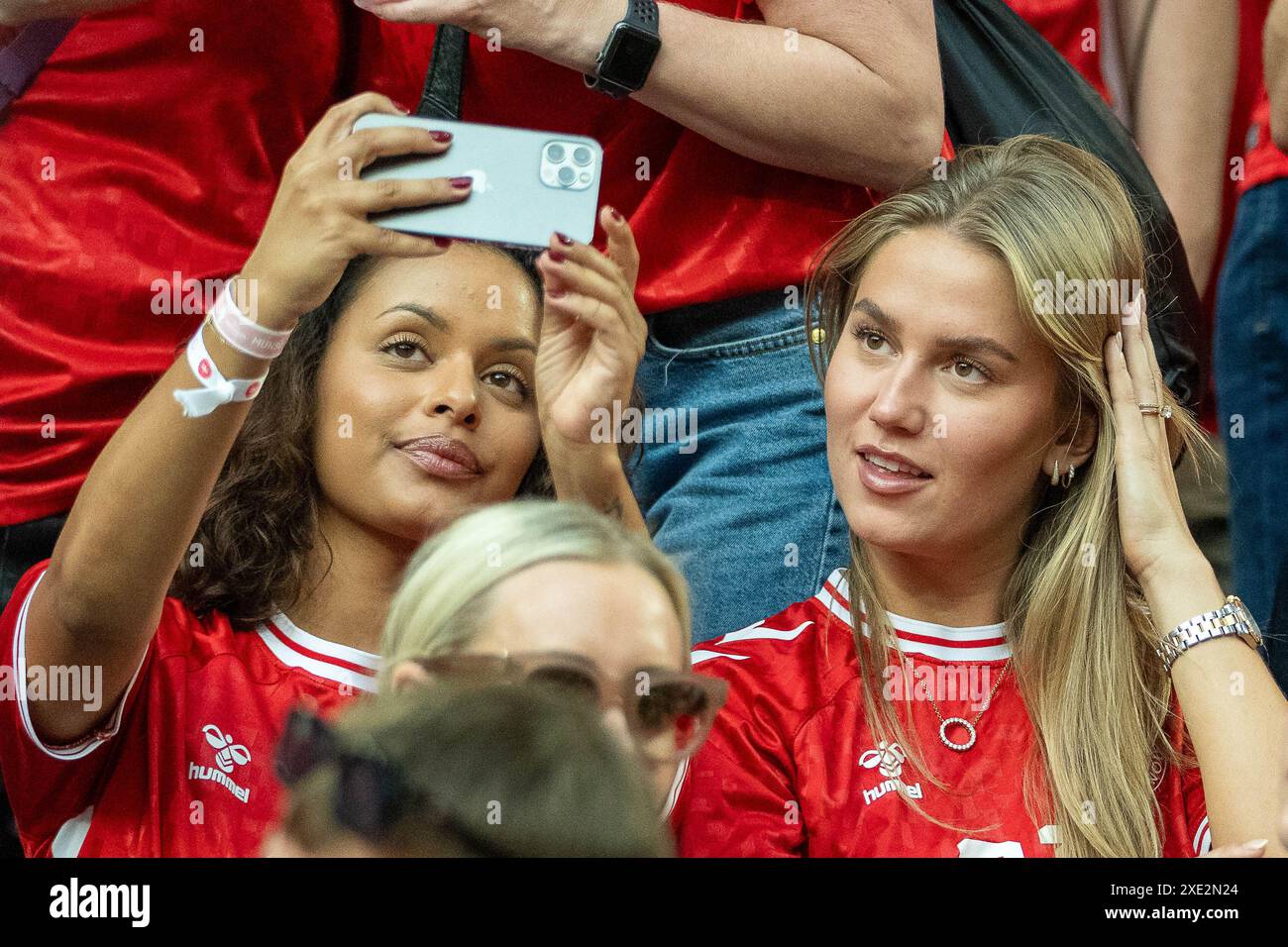 Monaco, Germania. 25 giugno 2024. Nathalie Victoria Mengesha (Alexander Bah) con Emelie Nissen (Morten Hjulmand), GER, Daenemark (DEN) vs. Serbien (SRB), Fussball Europameisterschaft, UEFA EURO 2024, Gruppe e, 3. Spieltag, 25.06.2024, foto: Eibner-Pressefoto/Sascha Walther/Alamy Live News Foto Stock