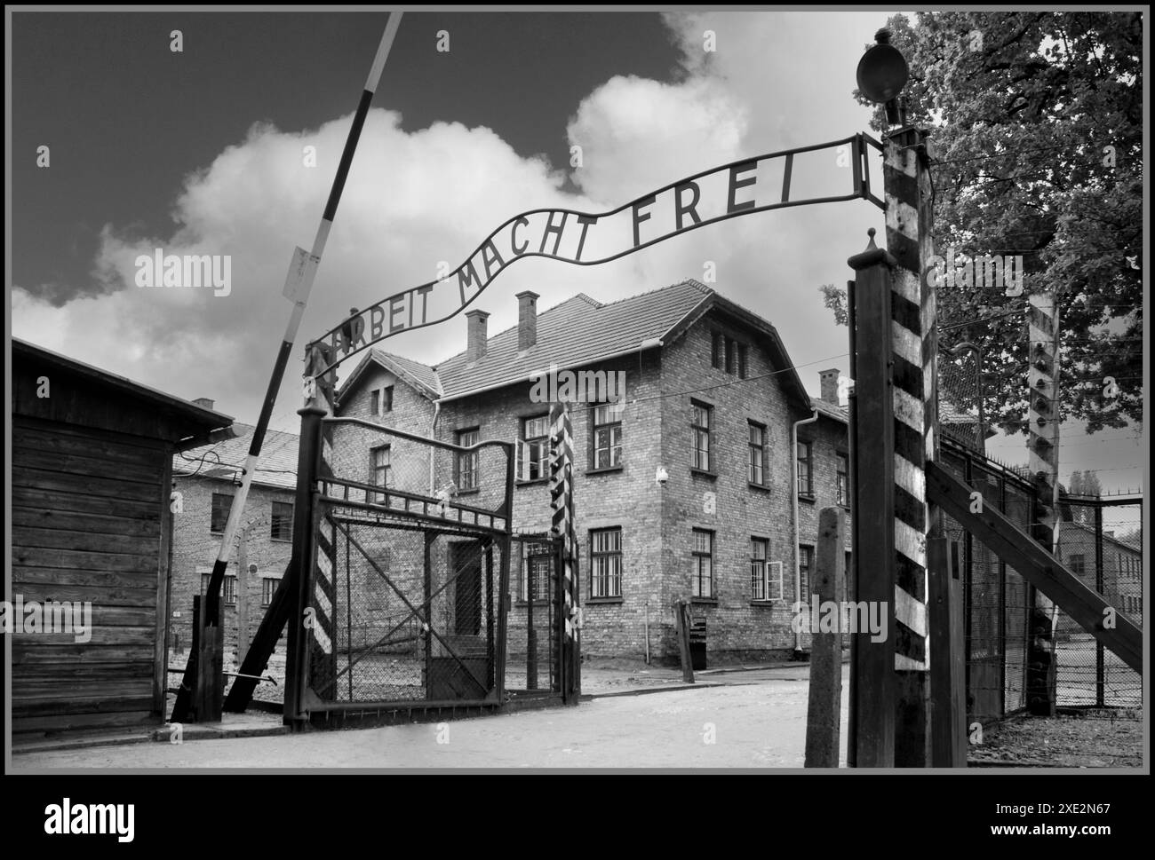 Ingresso esterno al campo di concentramento di AUSCHWITZ con cartello sopra "ARBEIT MACHT FREI" (il lavoro ti libera). Famigerato campo di concentramento nazista in Polonia occupato dalla Germania nazista negli anni '1940 del dopoguerra Foto Stock