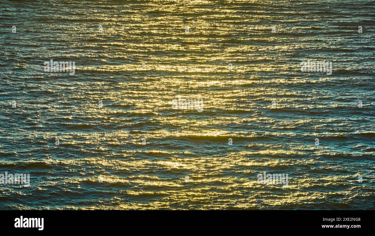 L'ora d'oro aerea delle onde oceaniche in movimento Foto Stock