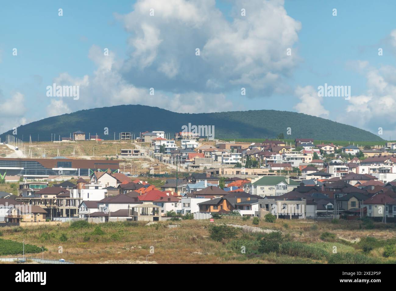 Vista del piccolo villaggio di Myskhako, situato sulla costa del Mar Nero vicino al monte Koldun all'inizio della primavera. Foto Stock