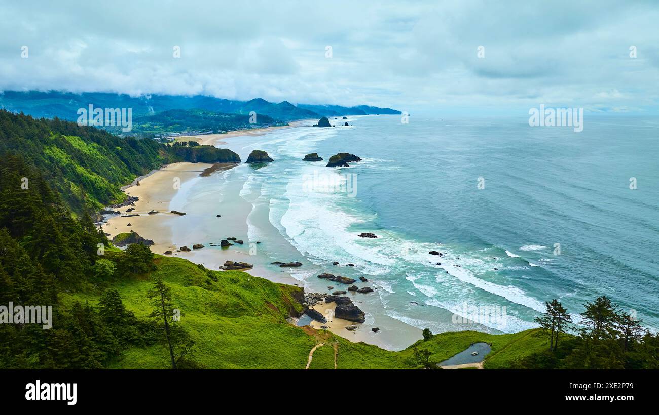 Volo aereo attraverso la costa frastagliata dell'Oregon con Misty Hills Foto Stock