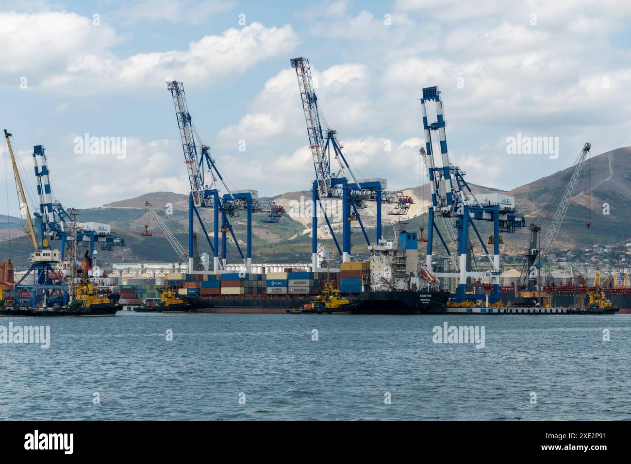 Novorossiysk, Russia 08.18.2023. Gru portuali, Mar Nero, porto, territorio di Krasnodar, Novorossiys Foto Stock