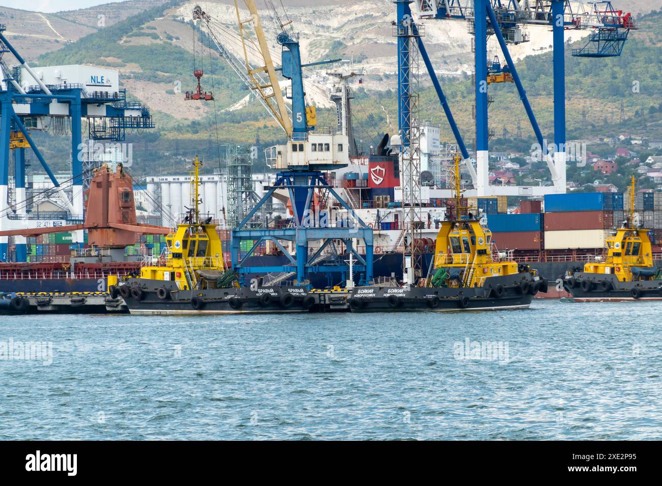 Novorossiysk, Russia 08.18.2023. Gru portuali, Mar Nero, porto, territorio di Krasnodar, Novorossiys Foto Stock
