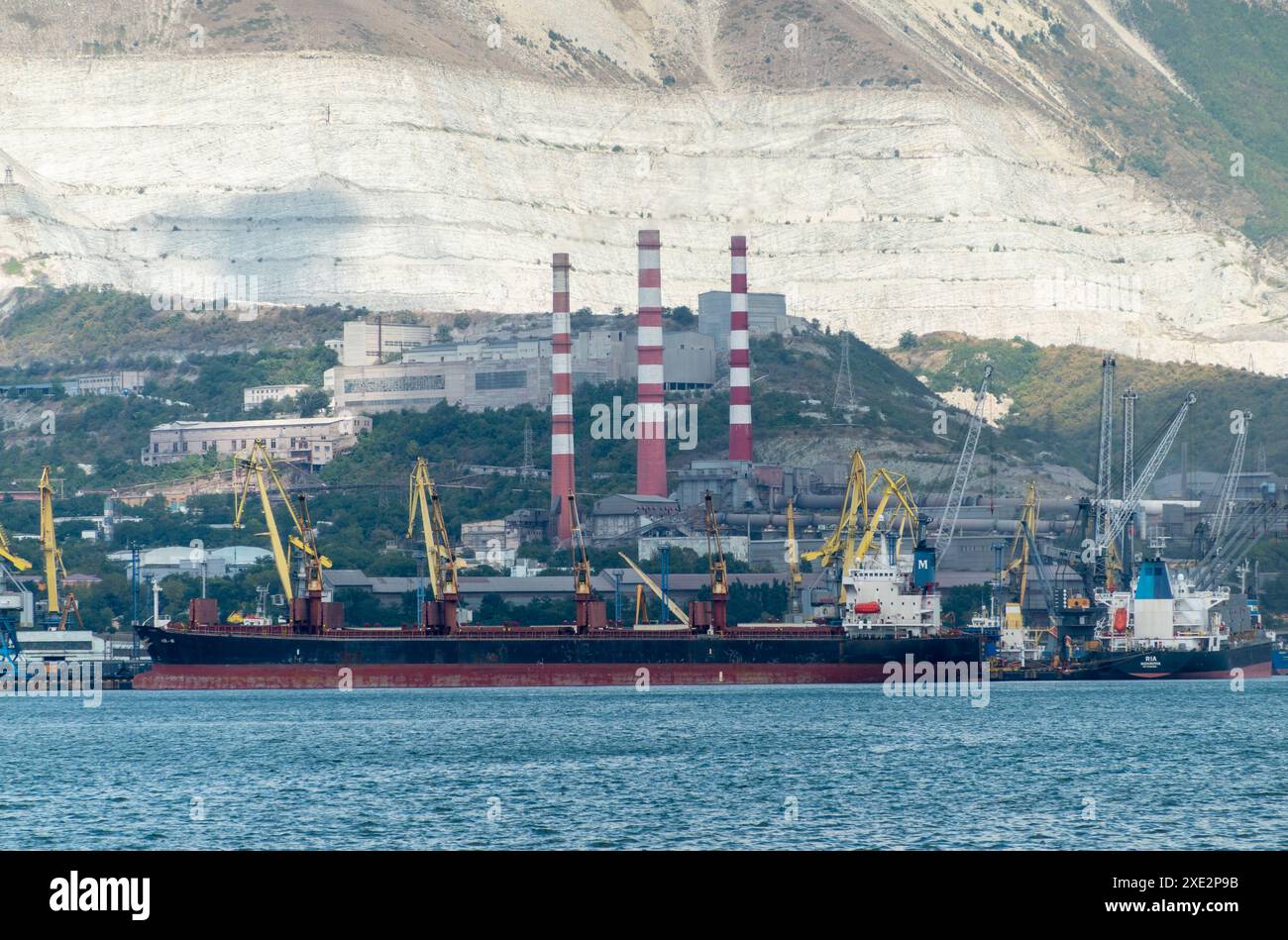 Novorossiysk, Russia 08.18.2023. Gru portuali, Mar Nero, porto, territorio di Krasnodar, Novorossiys Foto Stock