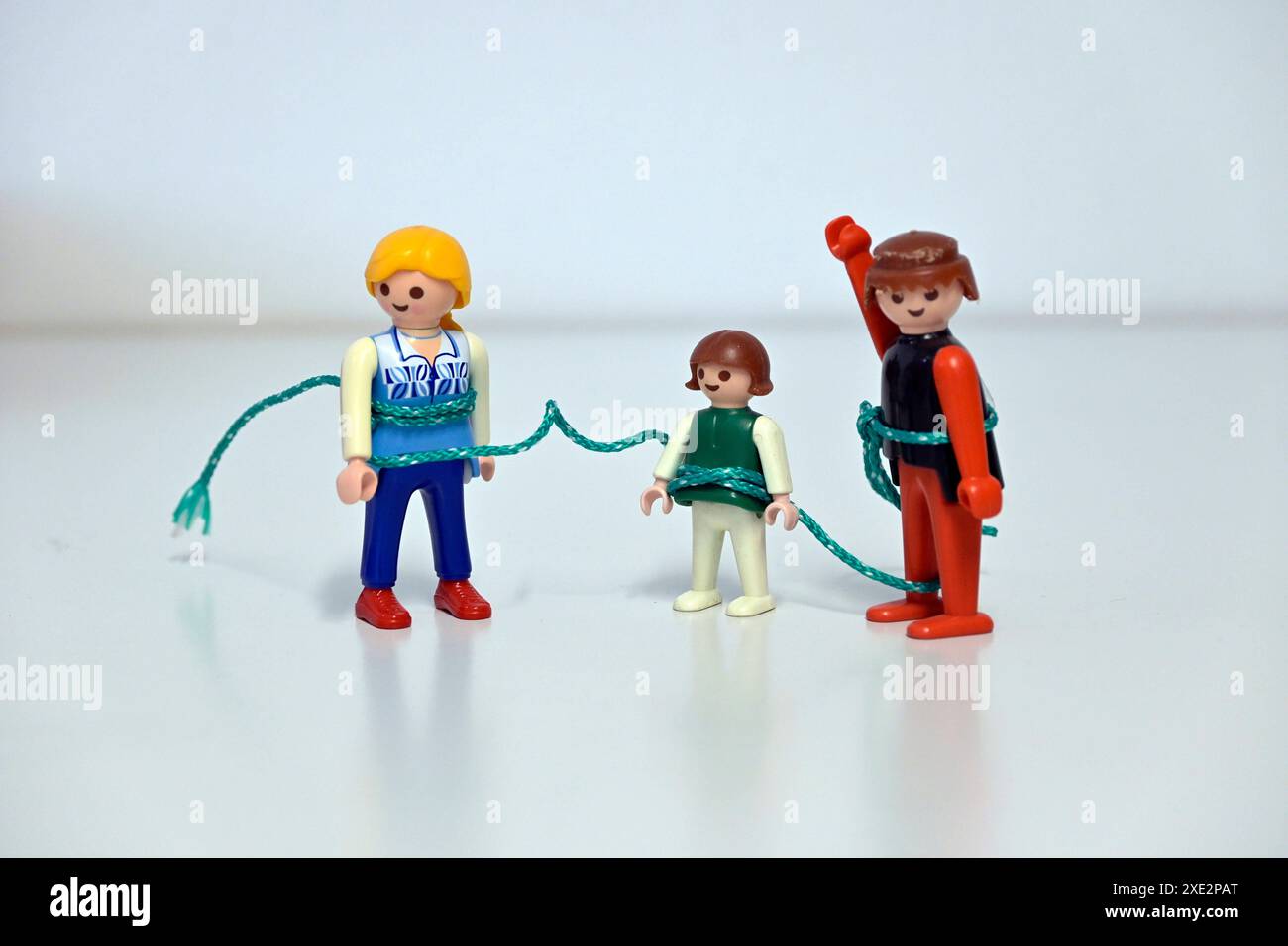 11.06.2024 Symbolfoto, Familienaufstellung, Figuren zur kinderleichten Darstellung von Beziehungen, professionelles Coaching-, Therapeuten- oder Businessumfeld, Visualisierung von Familien- und sozialen Systemen. Systemisches Coaching, Supervision, Psychotherapie, Paarberatung, Externalisieren von Gedanken und Brainstorming. Psychologische Beratung, systemische Aufstellung *** 11 06 2024 foto simbolo, costellazione familiare, figure per una facile rappresentazione delle relazioni, coaching professionale, terapisti o ambiente imprenditoriale, visualizzazione delle famiglie e dei sistemi sociali coaching sistemico, Foto Stock