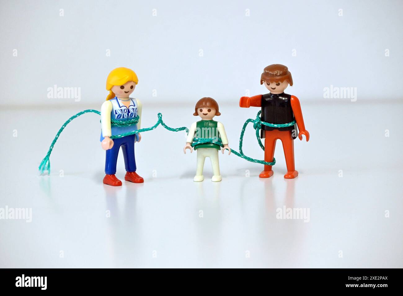 11.06.2024 Symbolfoto, Familienaufstellung, Figuren zur kinderleichten Darstellung von Beziehungen, professionelles Coaching-, Therapeuten- oder Businessumfeld, Visualisierung von Familien- und sozialen Systemen. Systemisches Coaching, Supervision, Psychotherapie, Paarberatung, Externalisieren von Gedanken und Brainstorming. Psychologische Beratung, systemische Aufstellung *** 11 06 2024 foto simbolo, costellazione familiare, figure per una facile rappresentazione delle relazioni, coaching professionale, terapisti o ambiente imprenditoriale, visualizzazione delle famiglie e dei sistemi sociali coaching sistemico, Foto Stock