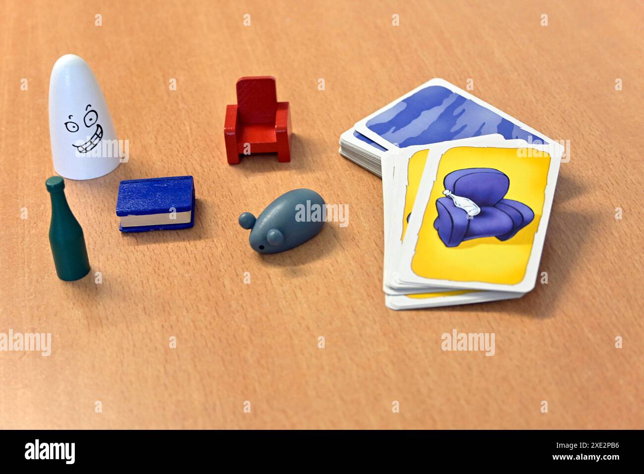 11.06.2024 Symbolfoto, Geistesblitz, Spiel, Spielfiguren, blitzschnelles Reaktionsspiel, unterstützt professionelles Coaching sowie Therapeuten- bietet diese Methode kreative und emotivionales denken, Gedanken und Brainstorming. Psychologische Beratung, systemische Aufstellung *** 11 06 2024 foto simbolo, flash di ispirazione, gioco, pezzi da gioco, gioco di reazione fulminea, supporta coaching e terapisti professionisti, questo metodo offre pensiero creativo ed emotivo, pensieri e brainstorming psicologico, costellazione sistemica Foto Stock