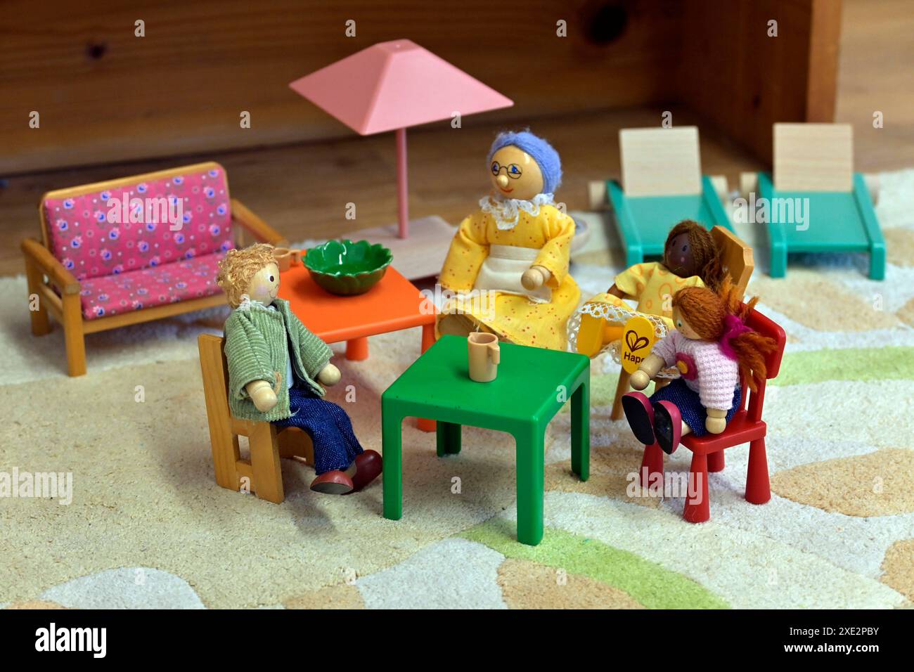 11.06.2024 Symbolfoto, geschützter Raum, Puppenhaus, Kinder, Schüler, adolescente, generazione Z, Familienaufstellung, Figuren, Darstellung von Beziehungen, professionelles Coaching-, Therapeuten- oder Businessumfeld. Visualisierung von Familien- und anderen sozialen Systemen, systemisches Coaching, supervisione, Psicoterapia, Paarberatung, Externalisieren von Gedanken und Brainstorming. Psychologische Beratung, systemische Aufstellung *** 11 06 2024 foto simbolo, stanza protetta, casa bambole, bambini, alunni, adolescenti, generazione Z, costellazione familiare, figure, rappresentazione delle relazioni Foto Stock