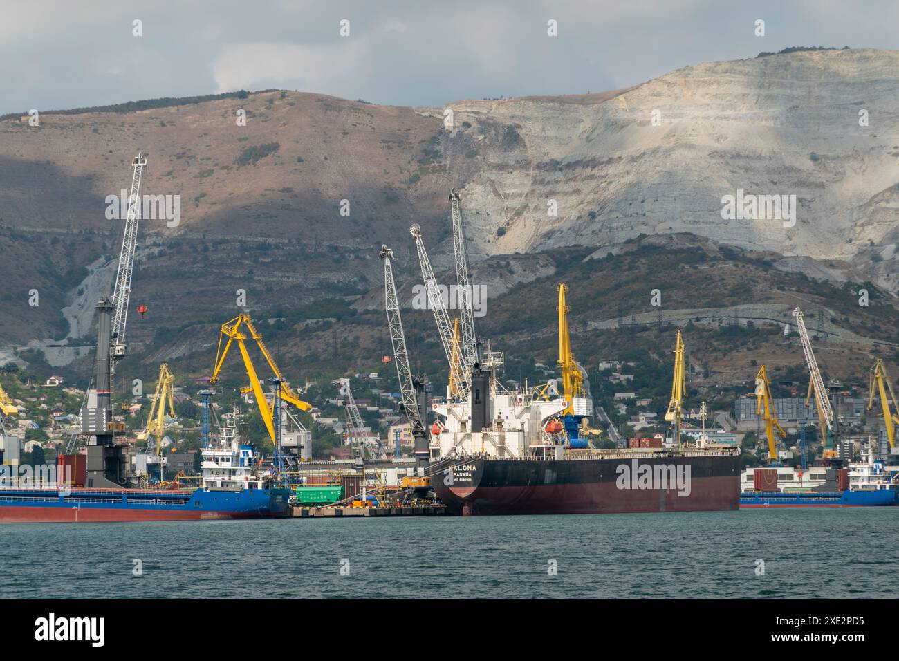 Novorossiysk, Russia 08.18.2023. Gru portuali, Mar Nero, porto, territorio di Krasnodar, Novorossiys Foto Stock