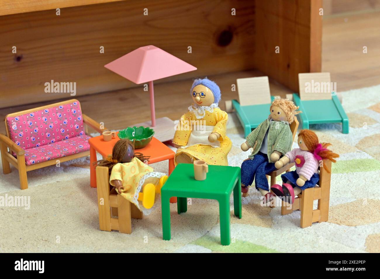 11.06.2024 Symbolfoto, geschützter Raum, Puppenhaus, Kinder, Schüler, adolescente, generazione Z, Familienaufstellung, Figuren, Darstellung von Beziehungen, professionelles Coaching-, Therapeuten- oder Businessumfeld. Visualisierung von Familien- und anderen sozialen Systemen, systemisches Coaching, supervisione, Psicoterapia, Paarberatung, Externalisieren von Gedanken und Brainstorming. Psychologische Beratung, systemische Aufstellung *** 11 06 2024 foto simbolo, stanza protetta, casa bambole, bambini, alunni, adolescenti, generazione Z, costellazione familiare, figure, rappresentazione delle relazioni Foto Stock