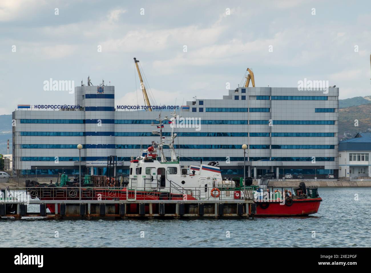 Novorossiysk, Russia 08.18.2023. Gru portuali, Mar Nero, porto, territorio di Krasnodar, Novorossiys Foto Stock