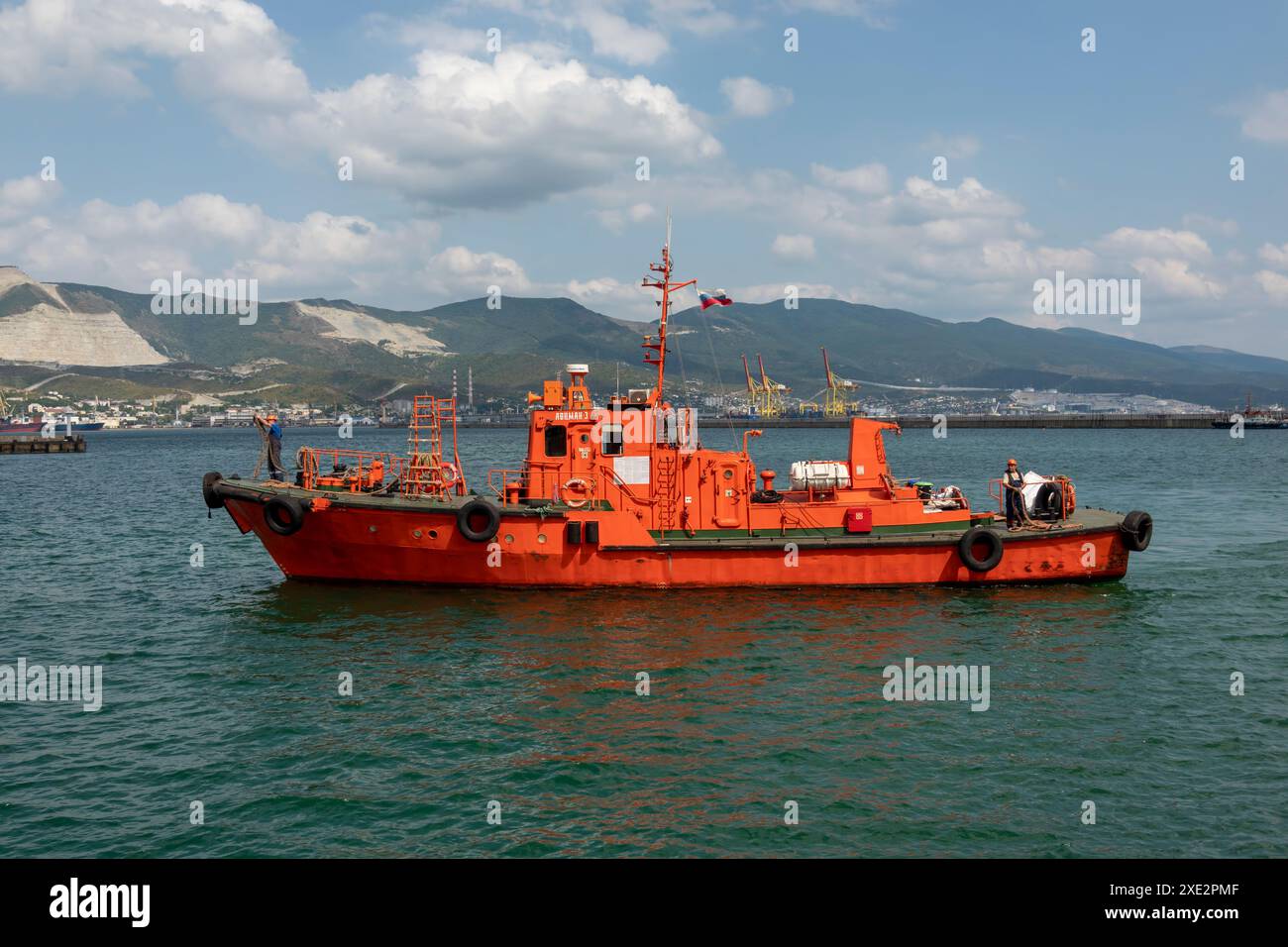 Novorossijsk, Russia - 18 agosto 2023. Nave portuale rossa nome Pilot-1 nel porto di Novorossiysk Mar Nero Foto Stock