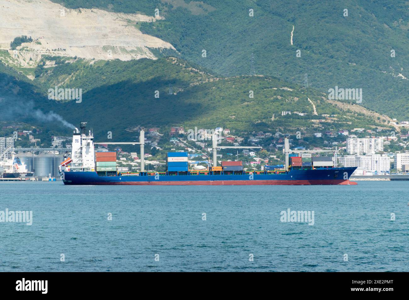 Novorossiysk, Russia 08.18.2023. Gru portuali, Mar Nero, porto, territorio di Krasnodar, Novorossiys Foto Stock