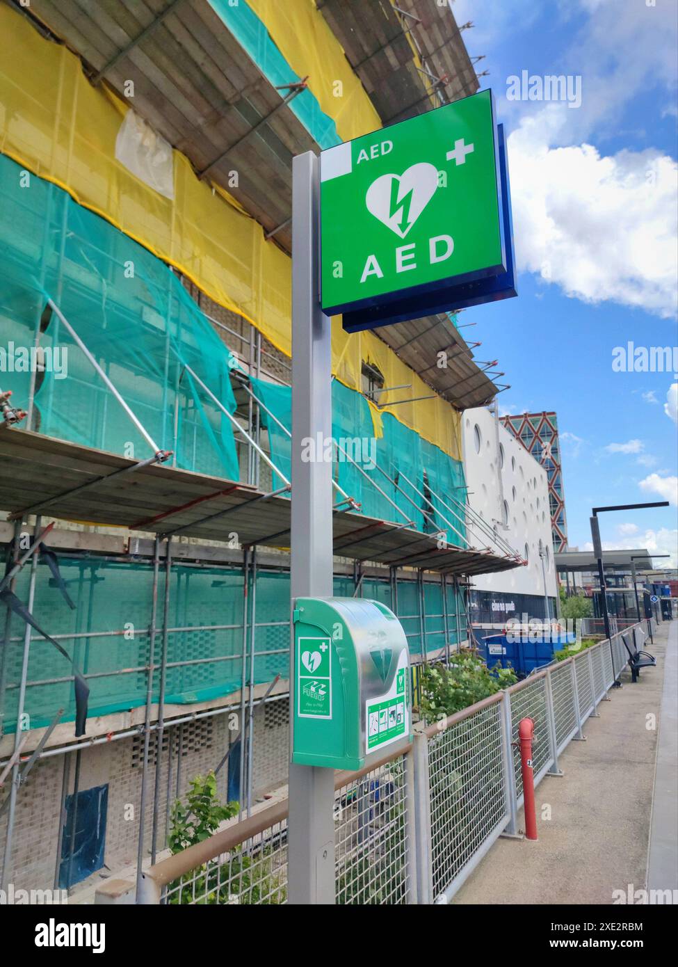 Defibrillatore semiautomatico esterno (AED) sulla piattaforma di una stazione ferroviaria. Foto Stock