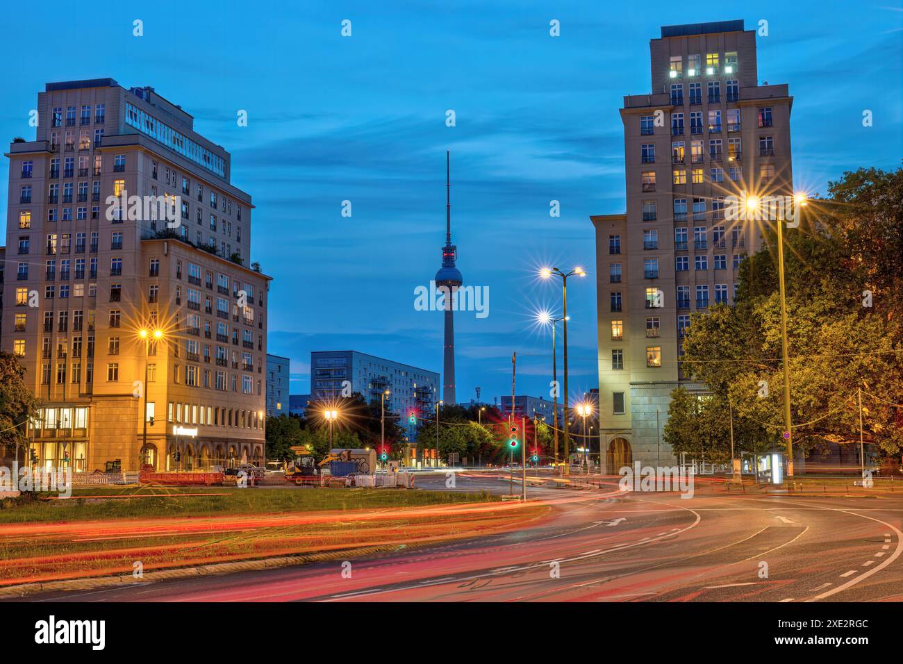 La Strausberger Platz di Berlino con la sua architettura stalinista al crepuscolo Foto Stock