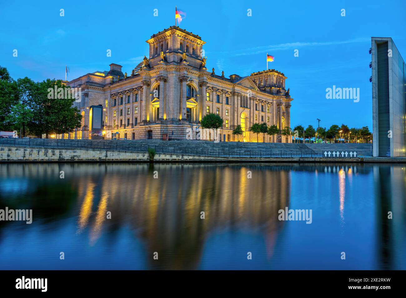 L'imponente Reichstag, l'edificio del parlamento tedesco, sul fiume Sprea a Berlino all'alba Foto Stock