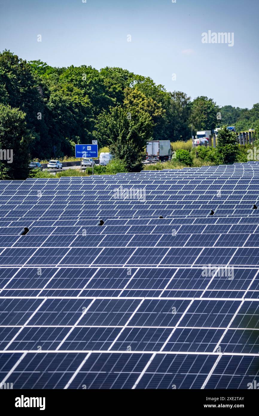 Parco solare vicino a Neukirchen-Vluyn, lungo l'autostrada A40, oltre 10.000 moduli solari distribuiti su 4,2 ettari, generando 6 milioni di kilowattora all'anno Foto Stock