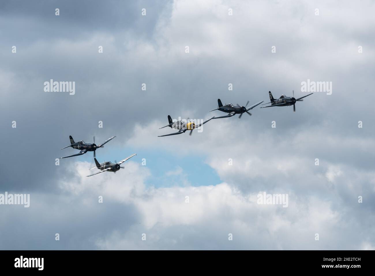 Formazione di velivoli d'epoca della Marina della seconda guerra mondiale in volo al Sywell Airshow 2024 nel Northamptonshire, Regno Unito. Aerei della marina britannica e americana Foto Stock