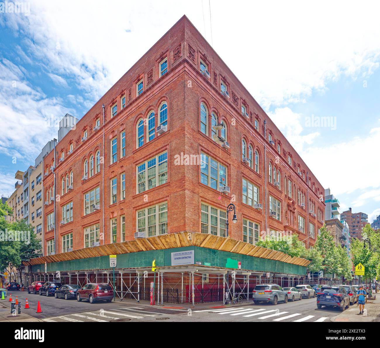 NYC Chinatown: PS 42, 71 Hester Street/44 Orchard Street, è una scuola elementare a cinque piani di mattoni rossi decorata con terracotta rossa. Foto Stock