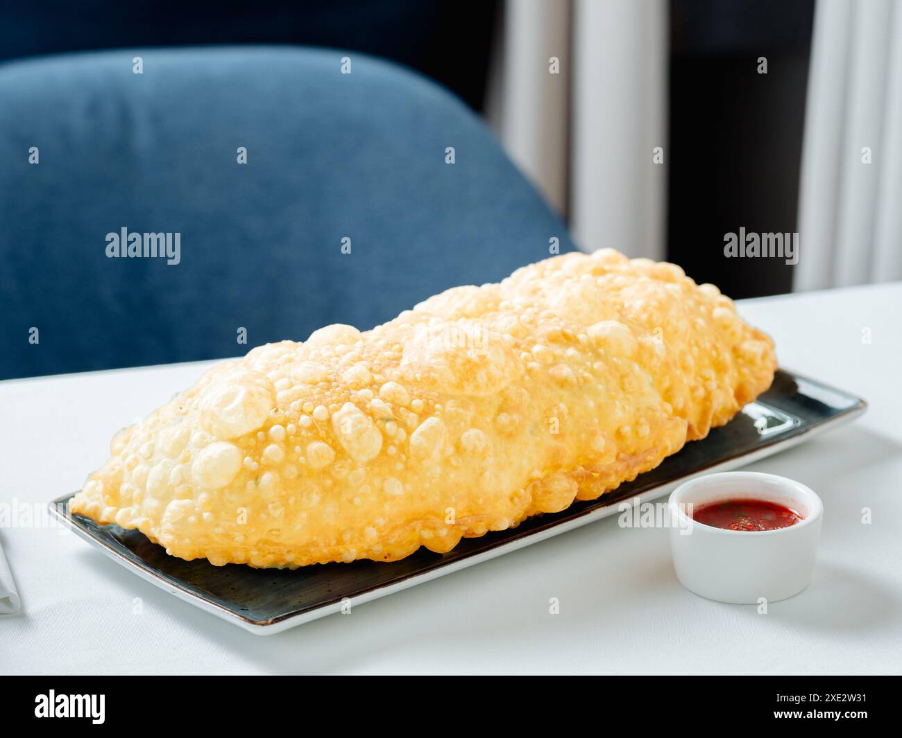 Grande cheburek con formaggio feta Foto Stock