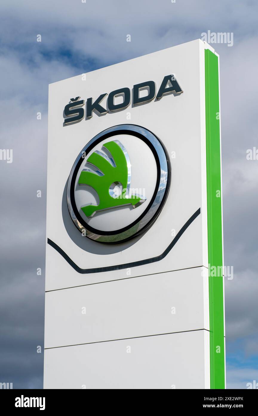 Zvolen, Slovacchia - 8 ottobre 2023: Insegna della concessionaria SKODA presso lo showroom. Skoda è una casa automobilistica ceca di proprietà della G Foto Stock