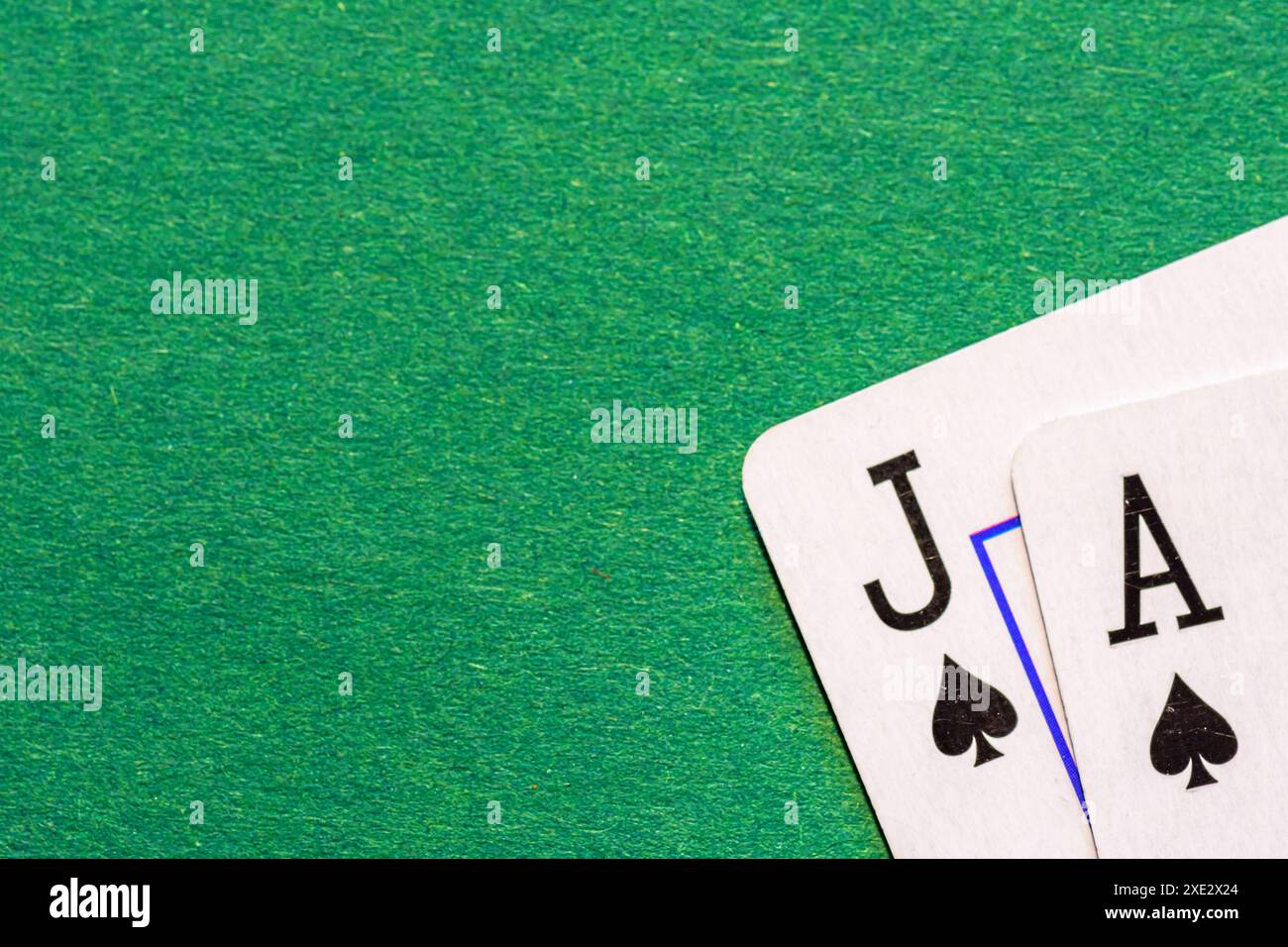 Jack of Spades e Ace of Spades o Blackjack su sfondo verde Foto Stock
