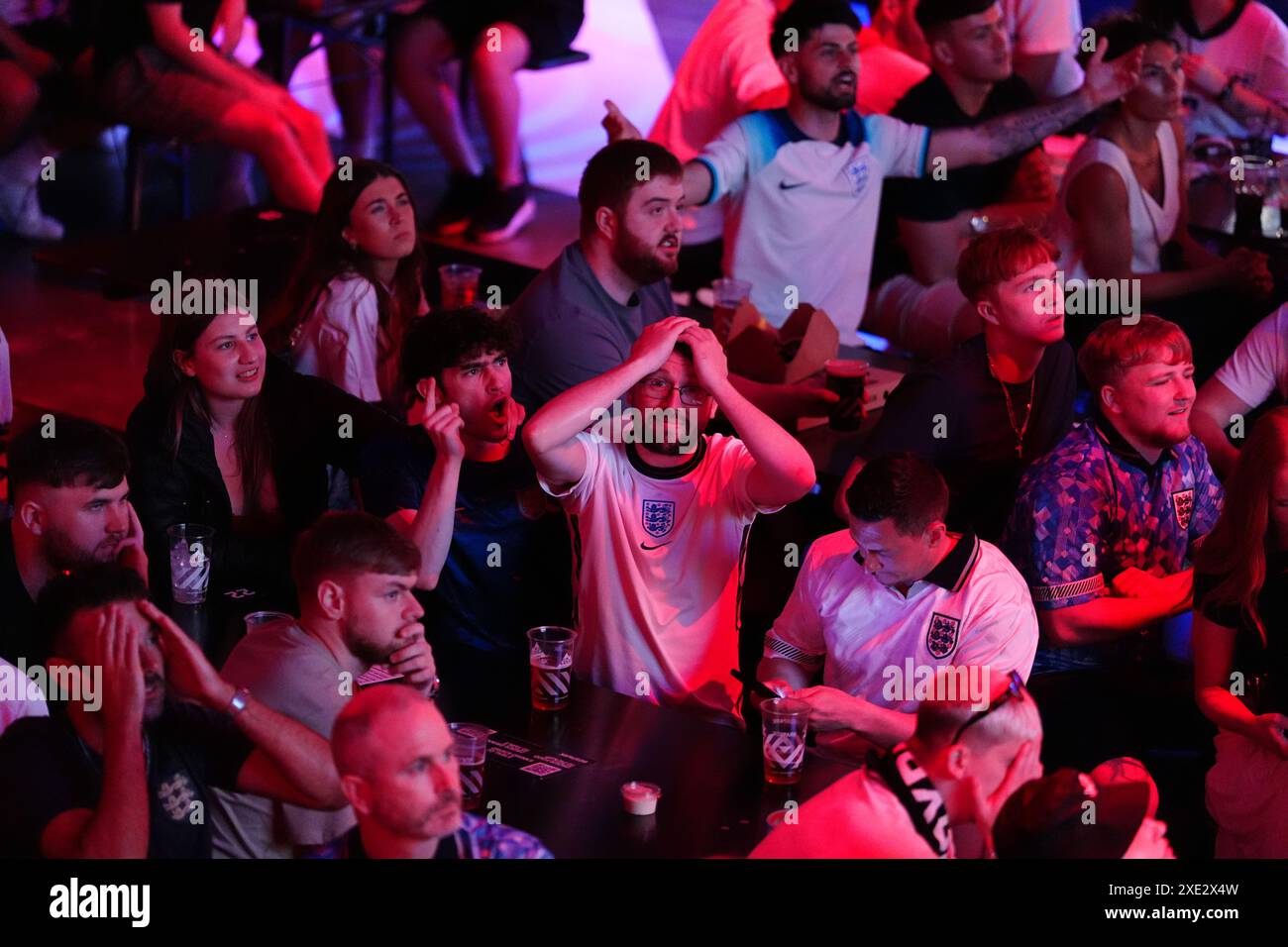 Tifosi inglesi al BOXPark di Liverpool, che guardano la partita UEFA Euro 2024 del gruppo C tra Inghilterra e Slovenia. Data foto: Martedì 25 giugno 2024. Foto Stock