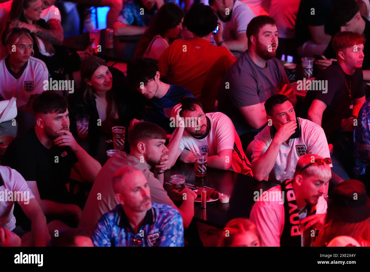 Tifosi inglesi al BOXPark di Liverpool, che guardano la partita UEFA Euro 2024 del gruppo C tra Inghilterra e Slovenia. Data foto: Martedì 25 giugno 2024. Foto Stock