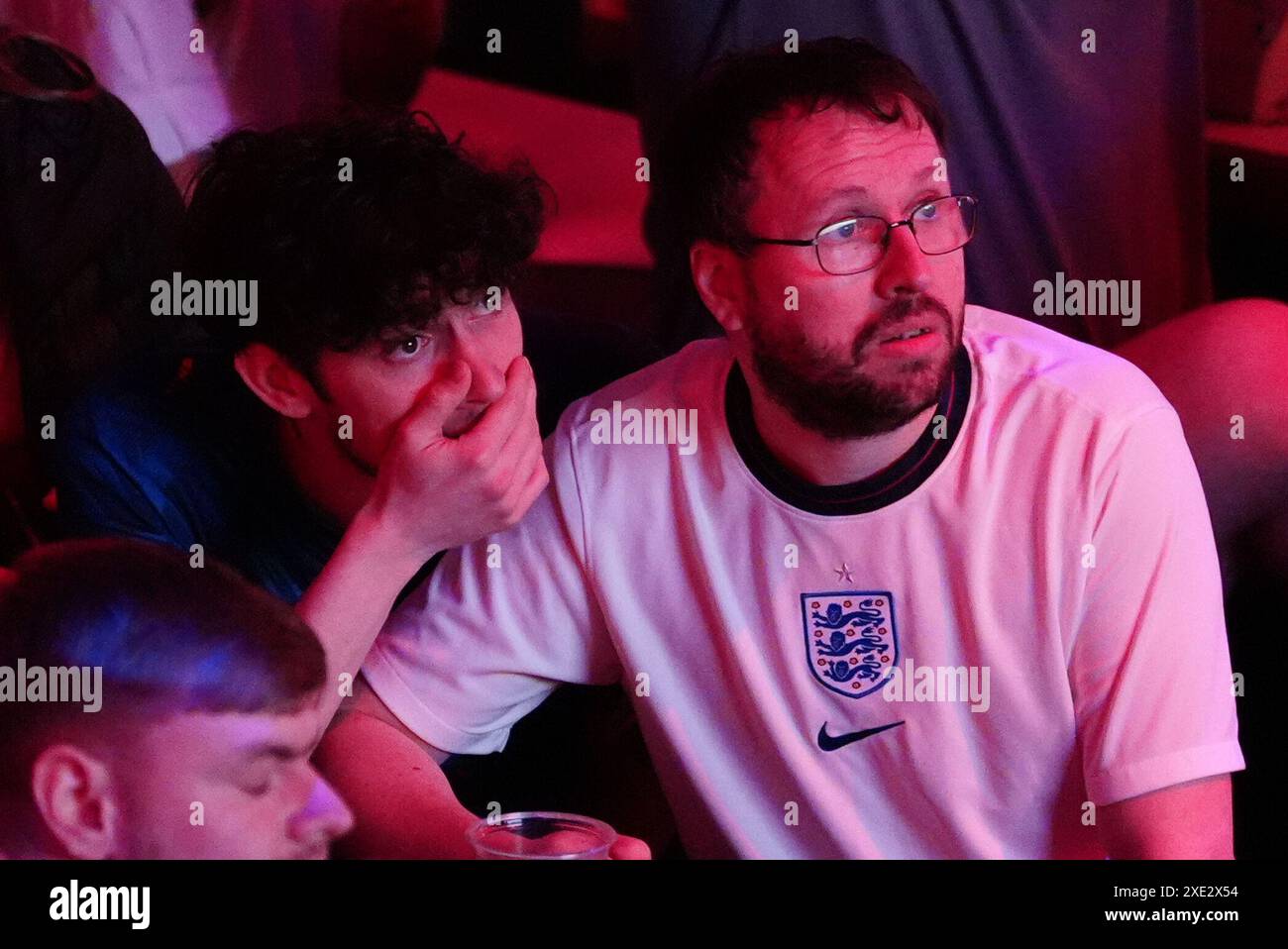 Tifosi inglesi al BOXPark di Liverpool, che guardano la partita UEFA Euro 2024 del gruppo C tra Inghilterra e Slovenia. Data foto: Martedì 25 giugno 2024. Foto Stock
