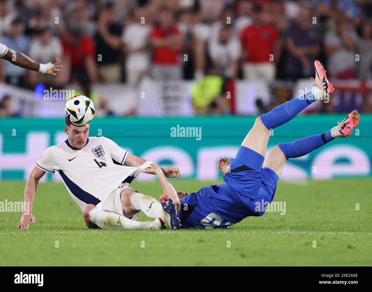 Colonia, Germania. 25 giugno 2024. Declan Rice of England si arrabbia con Josip llicic della Slovenia durante la partita dei Campionati europei UEFA allo Stadio di Colonia, Colonia. Il credito per immagini dovrebbe essere: David Klein/Sportimage Credit: Sportimage Ltd/Alamy Live News Foto Stock