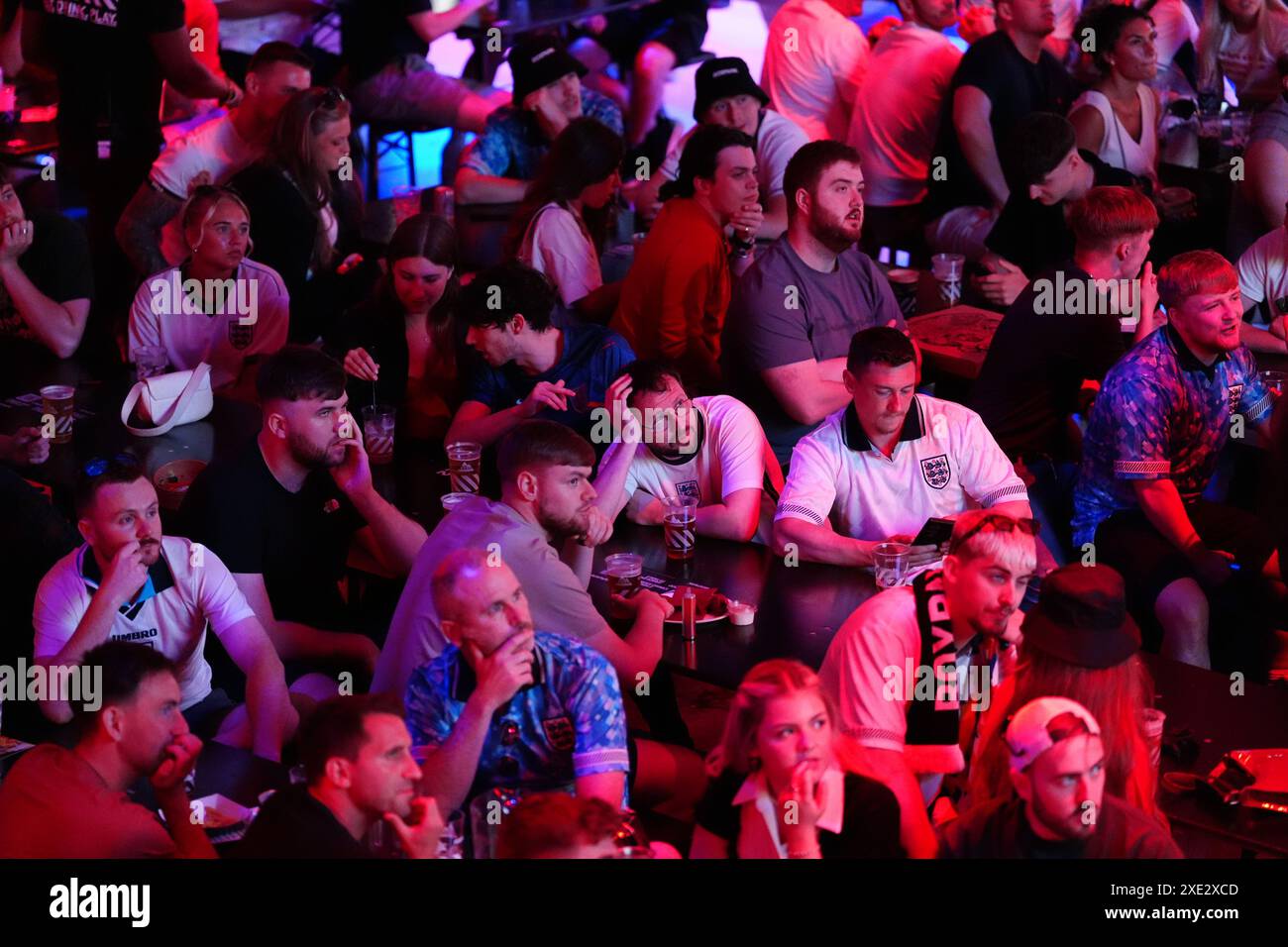 Tifosi inglesi al BOXPark di Liverpool, che guardano la partita UEFA Euro 2024 del gruppo C tra Inghilterra e Slovenia. Data foto: Martedì 25 giugno 2024. Foto Stock