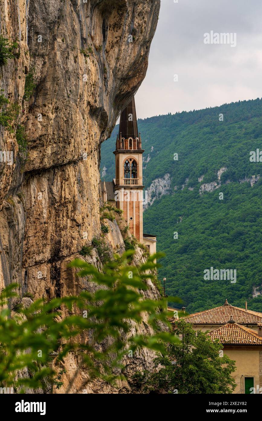 La chiesa rupestre della Madonna della Corona sul Lago di Garda in Italia. Foto Stock