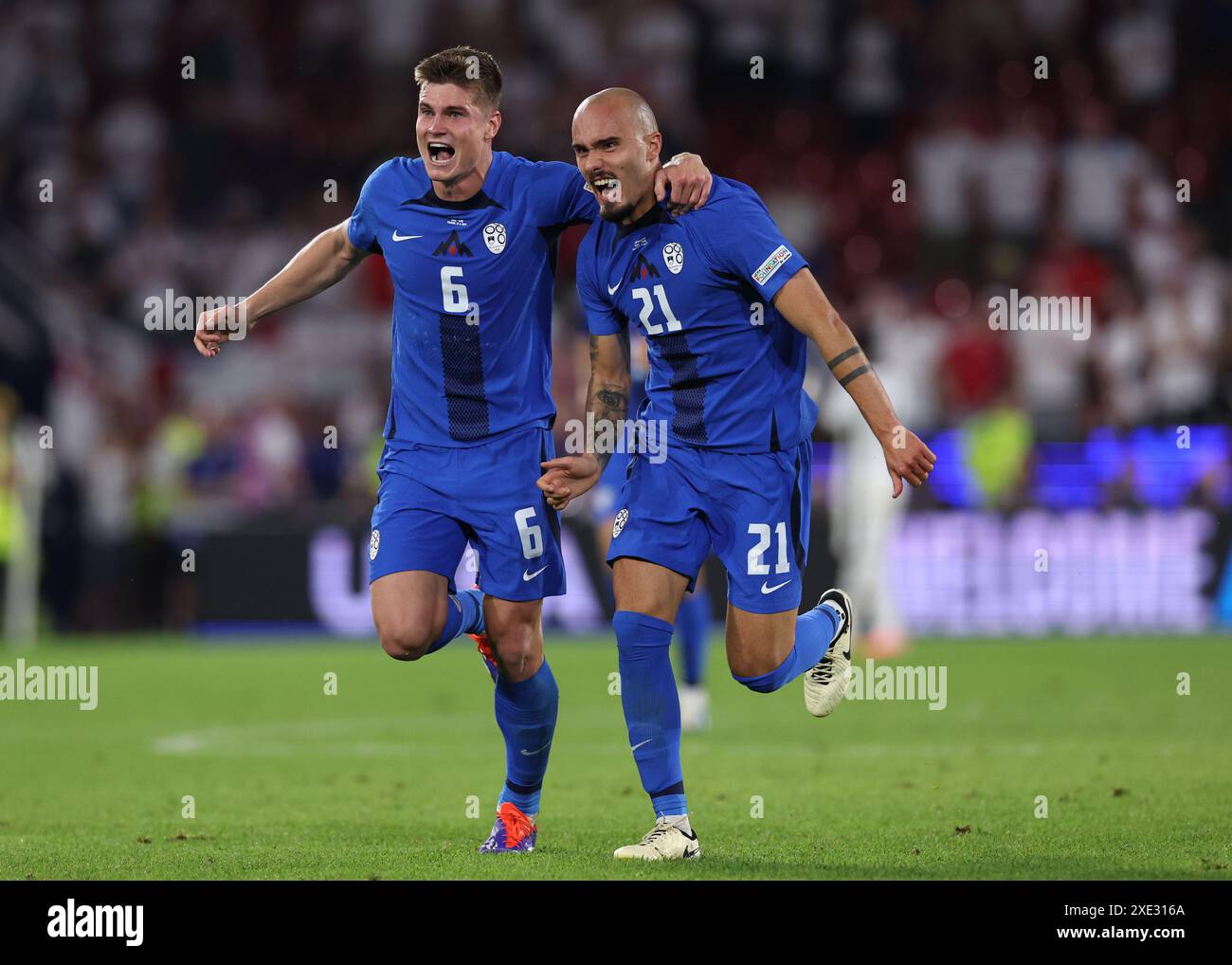 Colonia, Germania. 25 giugno 2024. Jaka Bijol della Slovenia e Dalibor Stevanovic della Slovenia festeggiano il passaggio al turno successivo durante la partita dei Campionati europei UEFA allo Stadio di Colonia, Colonia. Il credito per immagini dovrebbe essere: David Klein/Sportimage Credit: Sportimage Ltd/Alamy Live News Foto Stock