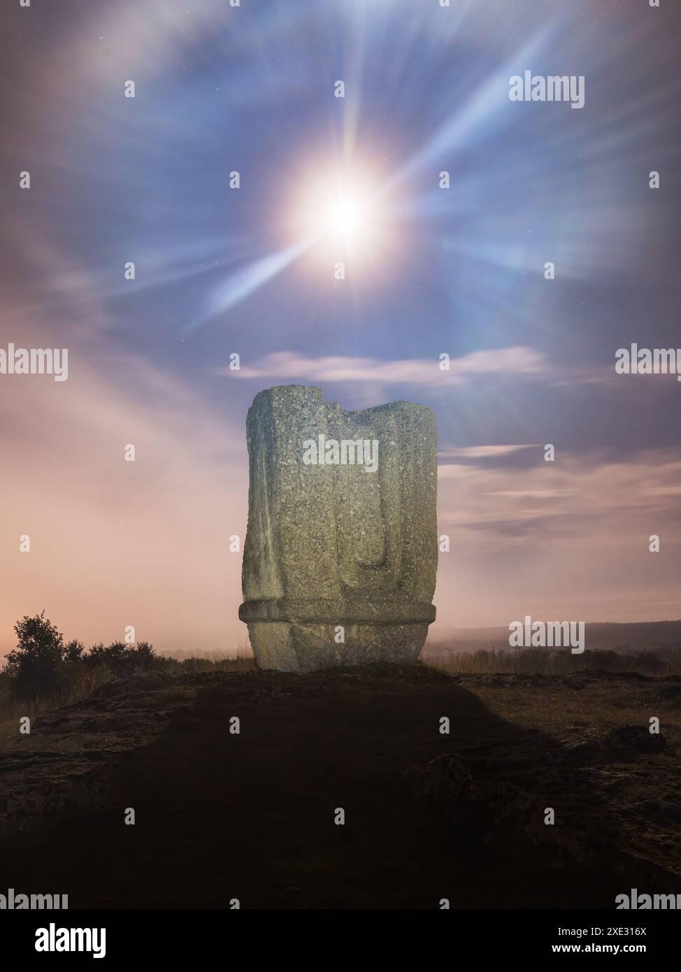 Luna che invia i suoi raggi di luce riflessa su una scultura, illuminazione dell'umanità. Foto Stock