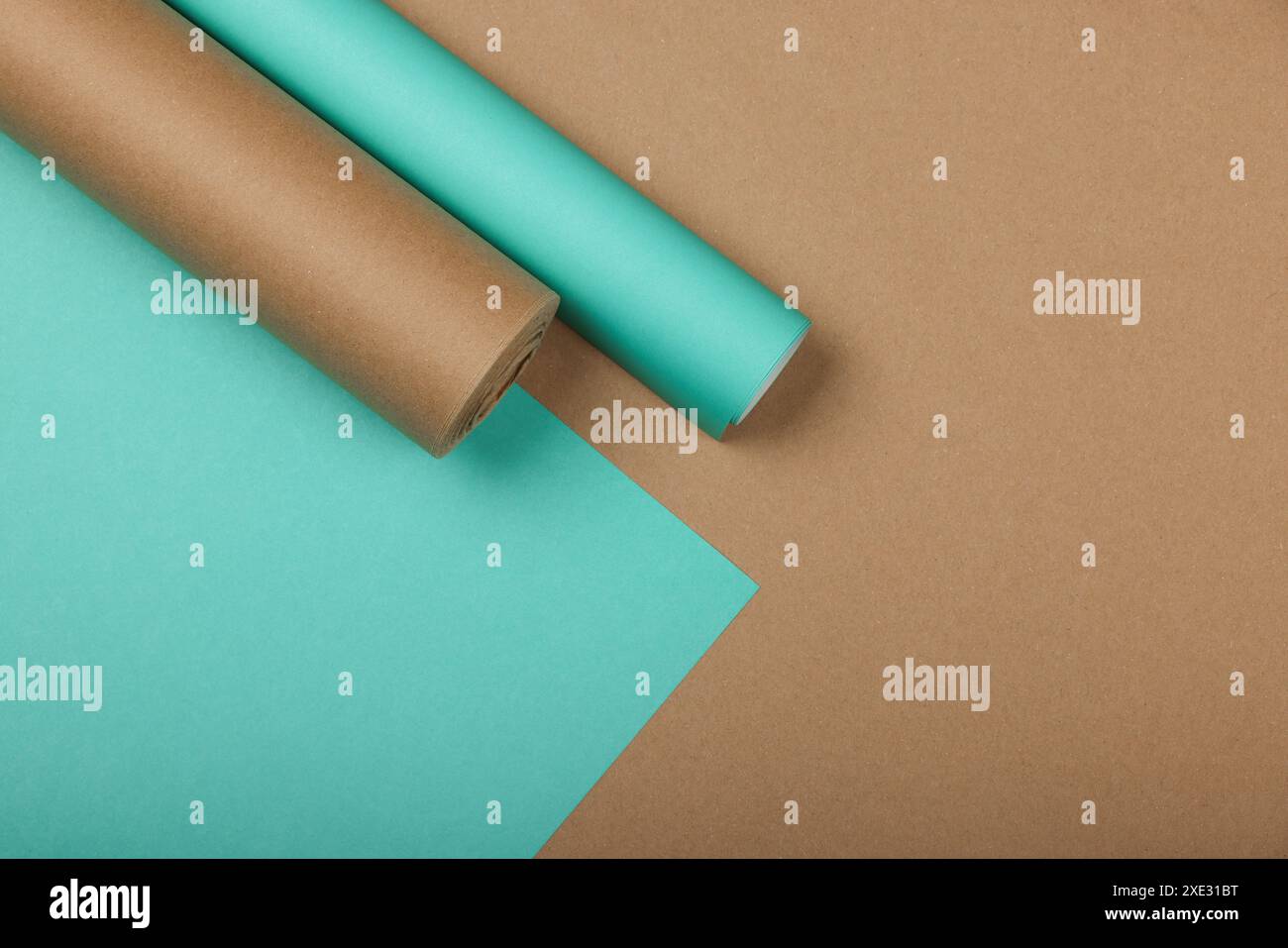 Confezione regalo di Natale con carta blu e marrone Foto Stock