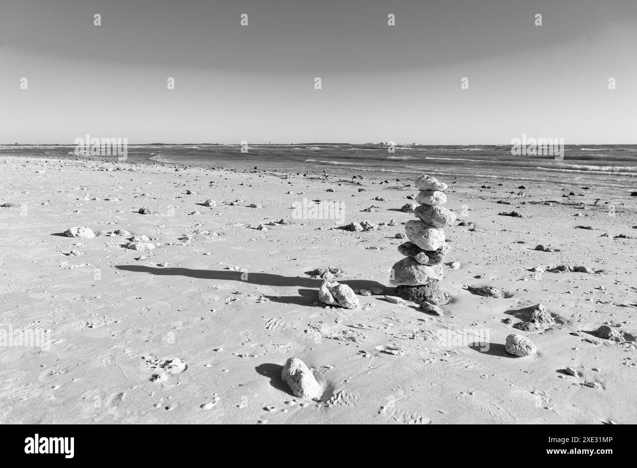 sassolino zen in spiaggia. concetto di equilibrio della natura. zen come l'estate. piramide di pietra in mare. copia banner spazio. equilibrio della vita. equilibrio e armonia nella vita Foto Stock