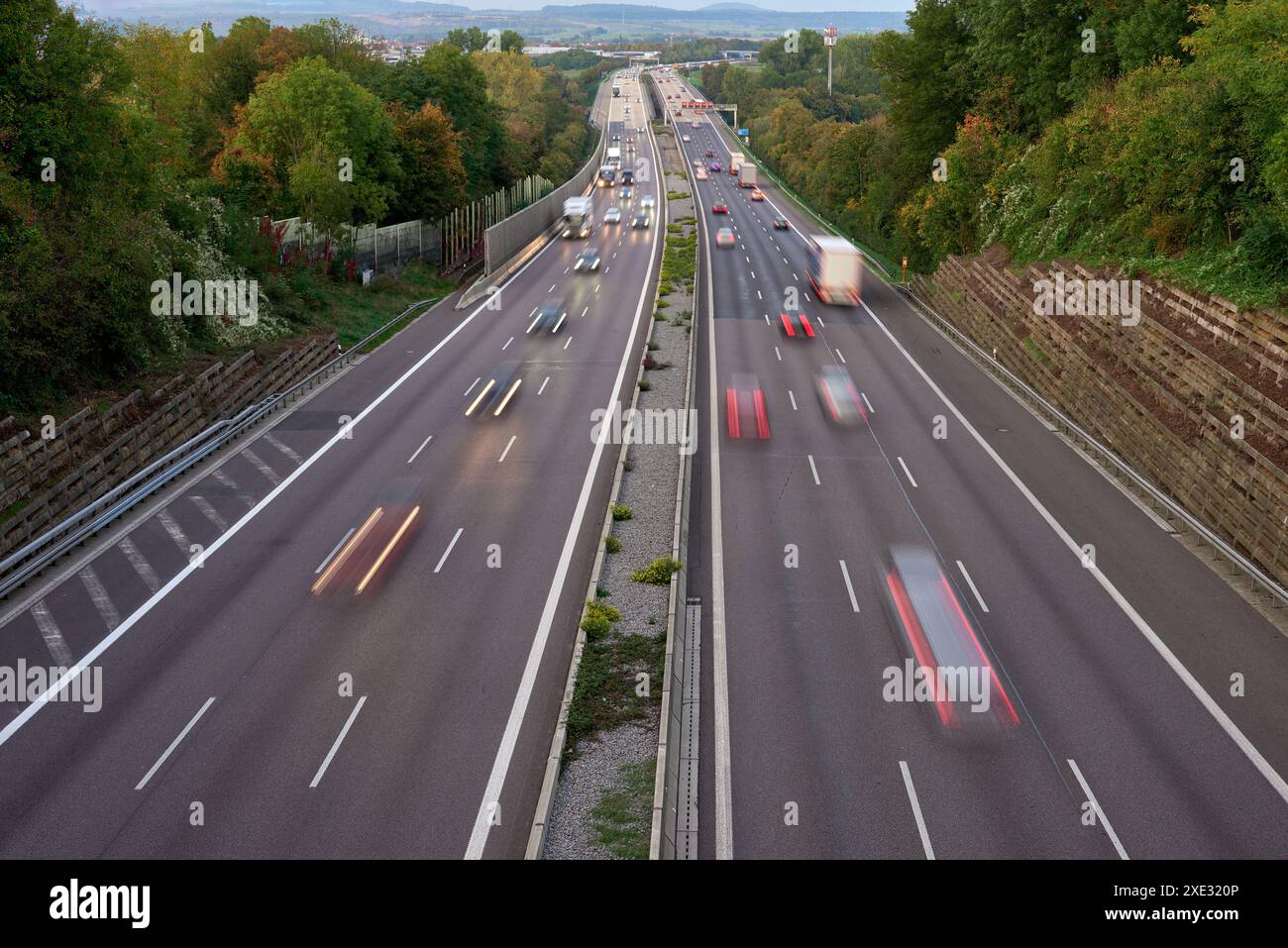 Luci notturne dai fari delle auto sulla rotatoria della città notturna. Tracce di fari sulla strada di notte, esposizione prolungata. Drone ae Foto Stock