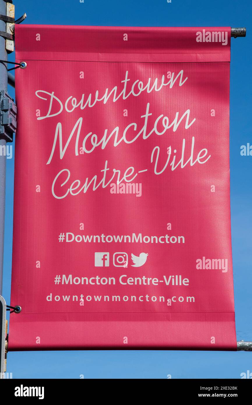 Banner rosso nel centro di Moncton sulla Main Street a New Brunswick, Canada Foto Stock