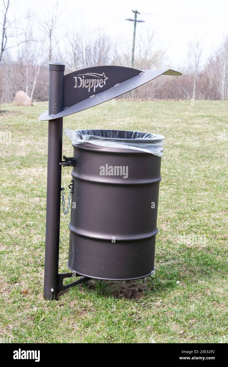 Garbage CAN con cartello Dieppe al Riverfront Park di Dieppe, New Brunswick, Canada Foto Stock