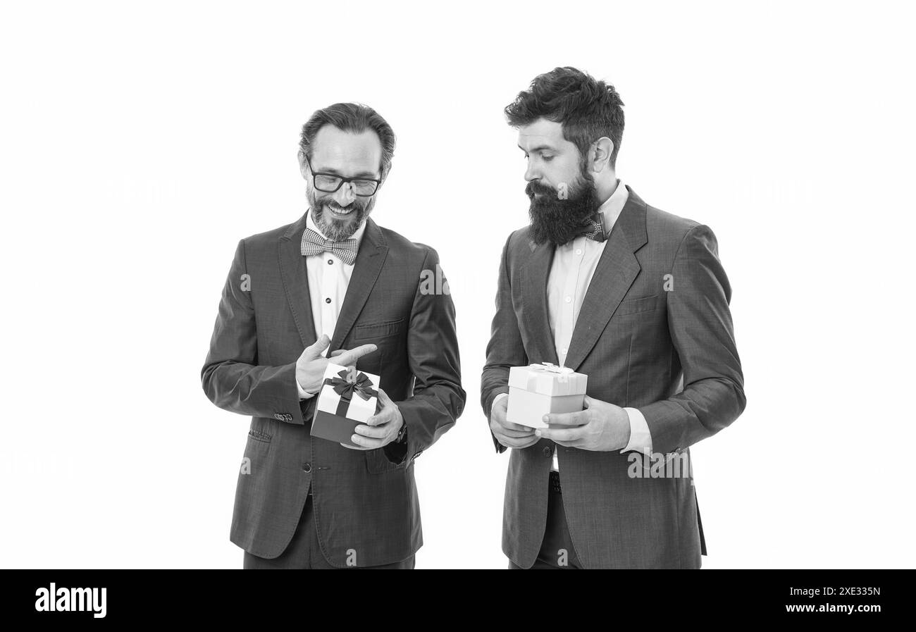 buon compleanno a fare shopping. i partner commerciali in riunione isolati su bianco. uomini d'affari in causa formale in festa. successo e ricompensa. esthete. uomini barbuti Foto Stock
