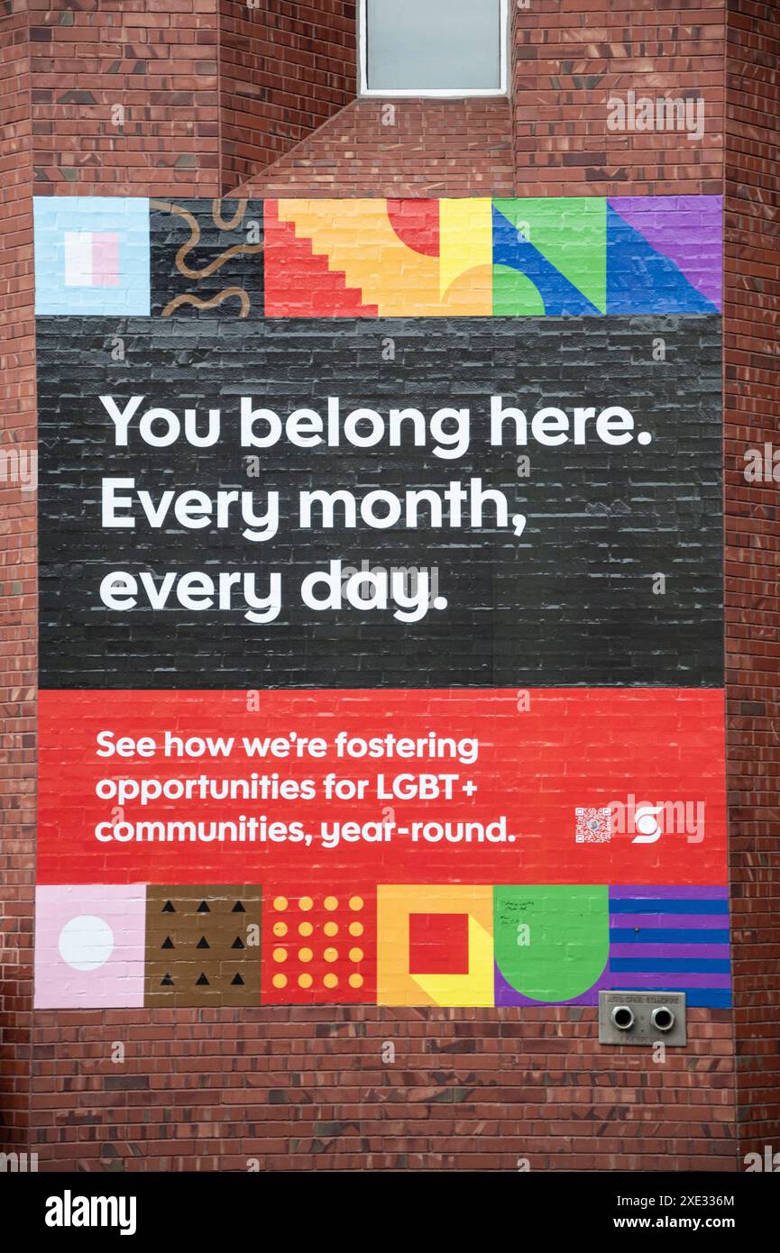 Cartello LGBT+ inclusive nel centro di Moncton, New Brunswick, Canada Foto Stock