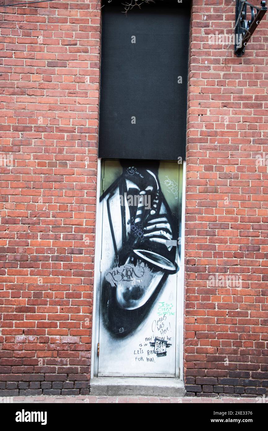 Musicista che suona un murale di sassofono in un vicolo nel centro di Moncton, New Brunswick, Canada Foto Stock