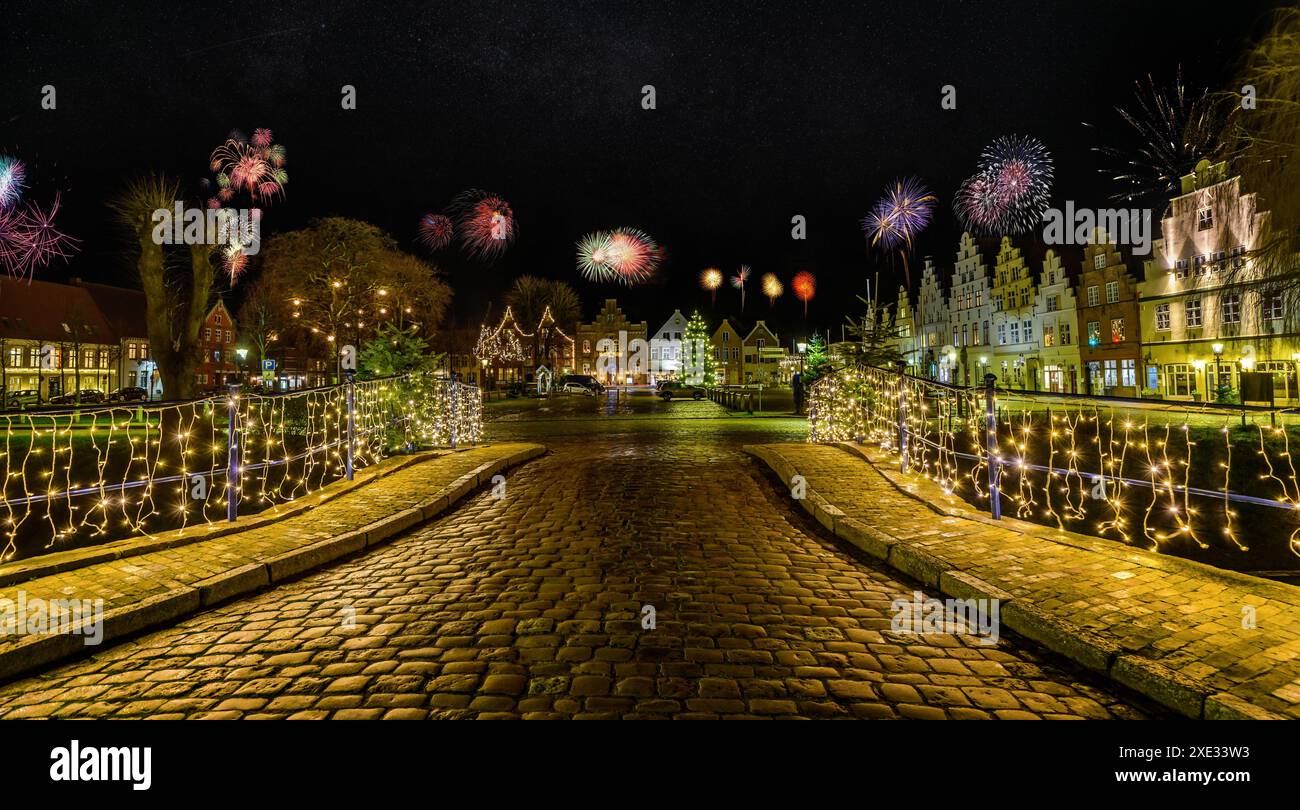 Vista dei fuochi d'artificio, delle luci festose e dell'atmosfera romantica di Capodanno a Friedrichstadt di notte. NEG Foto Stock