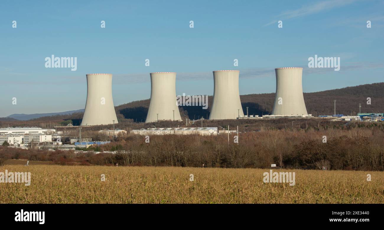 Torri di raffreddamento della centrale nucleare di Mochovce, unità 3 e unità 4. Centrale nucleare. Foto Stock