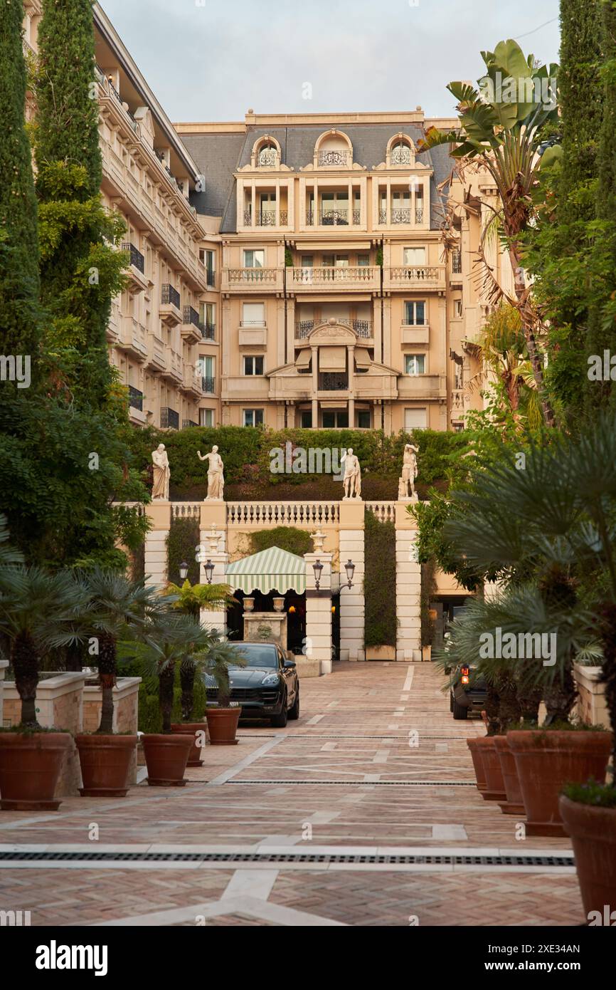 Monaco, Monte-Carlo, 26 ottobre 2022: Centro commerciale Metropole, hotel famoso, non c'è gente, auto di lusso Foto Stock Monaco, Monte-Carlo, 26 ottobre 2022: Centro commerciale Metropole, hotel famoso, non c'è gente, auto di lusso Foto Stock